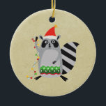 Ornement En Céramique Raccoon À Santa Hat Tangé Dans Les Lumières De Noë<br><div class="desc">Un ornement avec un joli raton laveur portant un chapeau de santa rouge enchevêtré dans des lumières colorées de Noël. Se préparer à décorer sa maison. Placez-vous sur un arrière - plan bronzé.</div>
