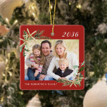 Ornement En Céramique Red Beach Starfish Famille Photo Noël<br><div class="desc">Cette plage a inspiré l'ornement de Noël avec l'arrière - plan rouge festif et le texte blanc fait un grand gardien de vacances annuel, facilement customisé pour un cadeau unique avec la photo et les modèles de texte. Des sprigs d'aquarelle de vacances de houx, de pin et d'étoiles de mer...</div>