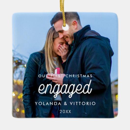 Ornement En Céramique Retro script Notre première photo engagée Noël (Devant)
