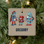 Ornement En Céramique Robots Rétro Cute Photo Sci-Fi Personnalisée<br><div class="desc">L'avant de cet ornement de Noël présente des illustrations de trois mignons robots de style rétro dans les tons rouge et bleu contre un arrière - plan bronzé ainsi que votre nom ou autre texte personnalisé. L'envers est prêt à être customisé avec votre propre photo.</div>
