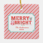 Ornement En Céramique rose et rouge | Joyeux et lumineux<br><div class="desc">Cet ornement de Noël présente un design gai avec un texte qui dit "Joyeux et brillant." Vous pouvez personnaliser avec votre nom et année en bas. Sur le dos se trouve un autre motif de coordination en diagonale rose et rouge.</div>