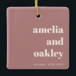 Ornement En Céramique Rose photo Mariage personnalisé Keepsaké Favoriser<br><div class="desc">Célébrez votre journée spéciale avec cet élégant ornement de mariage rose poussiéreux avec une typographie moderne audacieuse sur le devant et une photo chère sur le dos. Un séjour idéal pour les jeunes mariés, les anniversaires ou comme cadeau de vacances pour les couples. Customisez avec des noms, des dates de...</div>