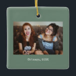 Ornement En Céramique Sage Green Photo Keepsaké Noël<br><div class="desc">Simple bio Sage Green Bold Funny Minimalist Photo Keepsaké Noël Céramique Ornement,  un beau cadeau personnalisé pour les amis,  famille,  couple,  petite amie,  petit ami,  collègue,  patron et plus encore.</div>