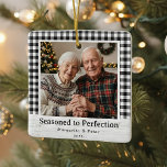 Ornement En Céramique Saisonné à la perfection - Grand-parents Photo<br><div class="desc">Un joli ornement en métal carré avec une bordure en buffle noir et blanc, un bar à captions en bois blanc et un cadre photo centré. Le titre indique "Sassoned to Perfection", avec l'espace ci-dessous pour les noms et l'année. La confortable ferme a l'air flatter les portraits de vacances et...</div>