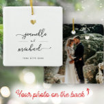 Ornement En Céramique Script élégant moderne minimal Gold Heart Mariage<br><div class="desc">Ornement mariage moderne avec vos noms personnalisés dans une élégante calligraphie tourbillonnant à côté d'un coeur d'or imprimé et la date de votre célébration. Sur le dos est l'espace pour votre photo préférée des nultials. C'est la version minimaliste en noir et blanc. Grands cadeaux de gardiens pour les jeunes mariés...</div>