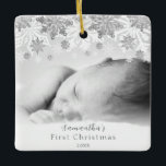 Ornement En Céramique Silver Winter Snowflakes Personnalisé Baby<br><div class="desc">Célébrez le premier Noël du bébé avec cet élégant ornement personnalisé de flocon de neige en argent. Ce ornement est entièrement personnalisable ! Vous pouvez modifier le texte et ajouter votre propre photo en cliquant sur "personnaliser ce modèle". Le premier ornement de Noël de ce bébé personnalisé comporte une photo...</div>