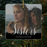 Ornement En Céramique Soeurs photo personnalisées arbre de Noël<br><div class="desc">Une décoration d'arbre de Noël de soeurs photo peut être changée en n'importe quel parent. Avec votre photo préférée,  le texte 'Soeurs' dans une police de script,  et leurs noms sur un arrière - plan noir.</div>