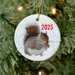 Ornement En Céramique Squirrel in Snow with Berry Ornament