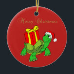 Ornement En Céramique Tortue adorable Santa Hat, présent Joyeux Noël,<br><div class="desc">Tortue adorable avec SantaHat et présent sur arrière - plan rouge.</div>