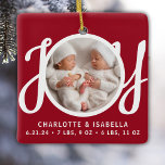 Ornement En Céramique Twins Noms Naissance Statistiques Photo Red Keepsa<br><div class="desc">Ce joli Twins Names Birth Stats Christmas Photo Ornament est décoré avec le mot JOY dans la typographie stylisée sur un arrière - plan rouge. Facilement personnalisable avec votre photo,  vos noms,  et les statistiques de naissance du bébé.</div>