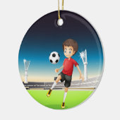 Ornement En Céramique Un garçon jouant seul au football (Gauche)