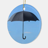 Ornement En Céramique Un parapluie noir vole dans le ciel bleu (Gauche)