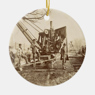 Ornement En Céramique Une grue de vapeur en fonction pendant le bâtiment