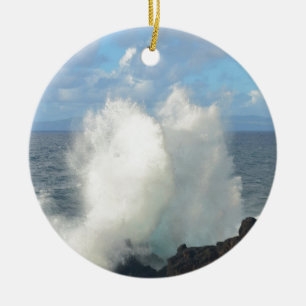 Ornement En Céramique Vagues se brisant sur une côte volcanique