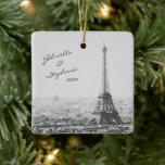 Ornement En Céramique Vintage Paris Tour Eiffel Noir Blanc Nom photo<br><div class="desc">Cette belle décoration offre une vue panoramique sur la tour Eiffel et la France Paris en noir et blanc vintage. Personnalisez-le avec votre (vos) nom(s). Super idée cadeau !</div>
