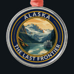 Ornement En Métal Badge d'art de voyage de l'Alaska<br><div class="desc">Modèle de déplacement vectoriel rétro en Alaska. Cet art de voyage de style rétro,  avec son mélange de couleurs audacieuses et d'allure vintage,  est conçu pour inspirer un sentiment d'aventure.</div>