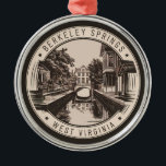Ornement En Métal Badge d'illustration Berkeley Springs West Virgini<br><div class="desc">Berkeley Springs design de voyage vectoriel rétro. Niché dans les montagnes de la Virginie-Occidentale,  Berkeley Springs a attiré les visiteurs de ses sources chaudes naturelles et de sa culture artistique unique.</div>