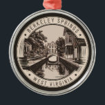 Ornement En Métal Badge d'illustration Berkeley Springs West Virgini<br><div class="desc">Berkeley Springs design de voyage vectoriel rétro. Niché dans les montagnes de la Virginie-Occidentale,  Berkeley Springs a attiré les visiteurs de ses sources chaudes naturelles et de sa culture artistique unique.</div>