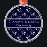 Ornement En Métal BÉNÉFICES DE CHANUKAH Customisés| Dreidel GRAY<br><div class="desc">Un décor élégant et élégant pour votre décor HANOUKKA. La conception affiche une impression de dessin en gris ARGENT dans un motif carrelé avec un texte d'espace réservé personnalisable que vous pouvez remplacer par votre propre choix de salutation et de texte. Les couleurs sont bleu nuit et gris ARGENT. D'autres...</div>