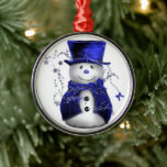 Ornement En Métal Blue Christmas Snowman<br><div class="desc">Un bonhomme de neige mignon et lunatique,  vêtu d'un chapeau et d'un gilet en velours bleu,  entouré d'étoiles bleues pour Noël.</div>