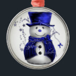Ornement En Métal Blue Christmas Snowman<br><div class="desc">Un bonhomme de neige mignon et lunatique,  vêtu d'un chapeau et d'un gilet en velours bleu,  entouré d'étoiles bleues pour Noël.</div>