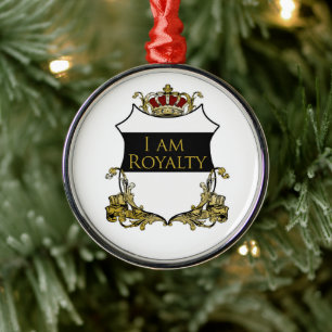 Ornement En Métal Bouclier de Couronne Royale sur Fond Blanc Luxe