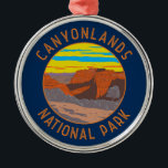 Ornement En Métal Canyonlands National Park Moab Travel Art Vintage<br><div class="desc">Canyonlands conception d'art vectoriel. Le parc est connu pour ses paysages désertiques spectaculaires sculptés par le fleuve Colorado. Island in the Sky est une immense mesa au sommet plat avec vue panoramique.</div>