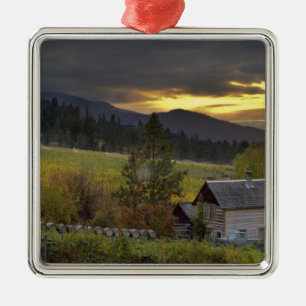 Ornement En Métal Ciel de coucher de soleil sur vignobles et cabane