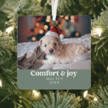 Ornement En Métal Confort & Joie Photo et nom Noël moderne<br><div class="desc">Voici notre "Confort & Joy Photo and Name Modern Christmas Metal Ornament" dans une teinte verte à la sauce apaisante et festive, un ajout serein et personnalisé à votre décor de vacances. Cet ornement finement travaillé présente un design contemporain, orné du message chaleureux "Confort & Joie". Ce qui le rend...</div>
