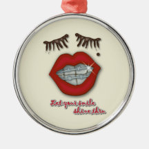 Croisillons brillants, lèvres rouges, taupe, et