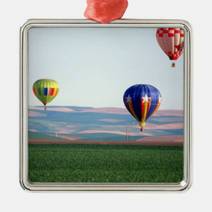 Ornement En Métal Des ballons à air chaud colorés flottent au-dessus