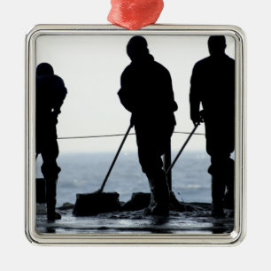 Ornement En Métal Des marins balaient la baie du hangar