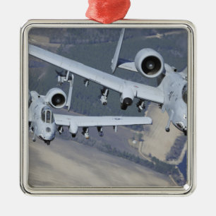Ornement En Métal Deux avions du coup de foudre II d'A-10C volent