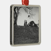 Ornement En Métal Deux garçons pilotant le cerf-volant sur la (Droite)