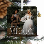 Ornement En Métal Élégant Marié & Joyeux Mauvais Mauvais Mains Garde<br><div class="desc">Commémorez votre mariage cette année avec cette simple tenue photo complète ornement de noël. Avec une photographie des jeunes mariés,  le texte 'MARRIED & MERRY' dans une élégante typographie blanche,  nom/s de la mariée et mariée et année.</div>