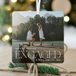 Ornement En Métal Élégant Notre 1er Noël Engagé Photo Keepsaké<br><div class="desc">Belle décoration minimaliste et moderne de fiançailles photo de noël couple. Design simple et moderne avec une modèle photo complète. Customisez ce cadeau avec votre photo, année et nom(s) spécial(s) fiançailles(s). La photo a une incrustation au fond pour aider l'élégante typographie blanche "Engaged" à se démarquer. Parfait ornement de conservation...</div>