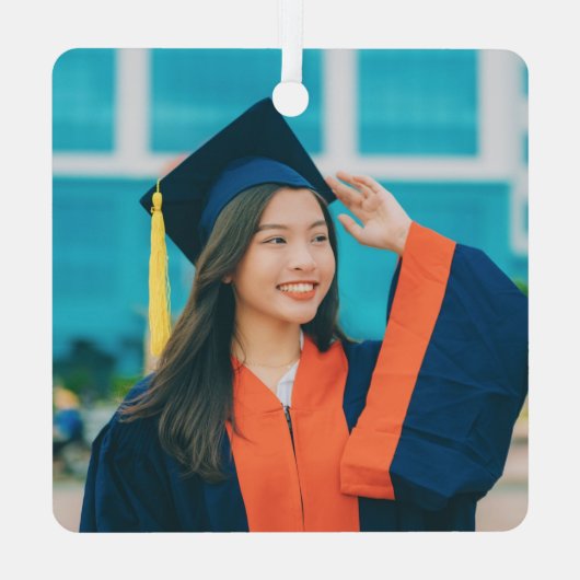 Ornement En Métal Élégant Script Burgundy Gold 2024 Graduate Photo (Verso)