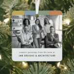 Ornement En Métal Entreprise moderne Noir et blanc Noël<br><div class="desc">Un élégant séjour d'affaires moderne avec des rayures de couleurs modernes noir et blanc d'équipe photo métal ornement avec la typographie traditionnelle san serif. L'accueil et le nom de l'entreprise peuvent être facilement customisés pour convenir à votre propre entreprise. Un design élégant, élégant et professionnel pour se démarquer cette saison...</div>