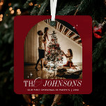 Ornement En Métal First Christmas Together Photo Elegant Red Script<br><div class="desc">Elégant premier Noël de famille décoration de fête en rouge et blanc festif avec des polices de caractères nostalgiques. Ce design ornemental Mr & Mrs de Noël entièrement modifiable comprend de l'espace pour une photo, votre nom de famille ainsi que de l'espace pour ajouter votre message personnalisé - peut être...</div>