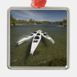 Ornement En Métal Flotte de kayak au repos à la fin de l'après-midi