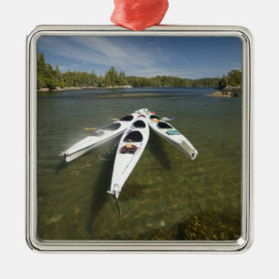 Ornement En Métal Flotte de kayaks au repos en fin d'après-midi à