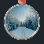 Ornement En Métal Glace et neige | Route d'hiver gelée Russie, Sibér<br><div class="desc">Cette photo Getty Images extraordinaire présente une route d'hiver gelée en Russie,  en Sibérie,  en Altaï,  dans la région d'Ust-Koksenskiy.</div>