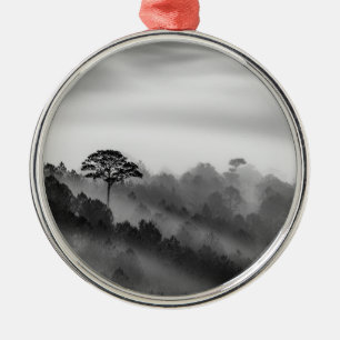 Ornement En Métal Grand arbre dans la forêt de pin dans la brume
