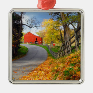 Ornement En Métal Grange dans l'automne