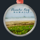 Ornement En Métal Hanalei Bay Kauai Hawaii Beach & Bateaux<br><div class="desc">Cette belle photo a été prise en septembre 2012 sur la plage tranquille de la baie d'Hanalei, l'un des plus beaux endroits de Kauai Hawaii. Profitez de cette scène de plage océanique et des vagues avec voiliers. 🌊 🌊 🌊 🌊 → © HawaiiSands Designs 📷 tag #ShopHawaiiSands en ligne ♥...</div>
