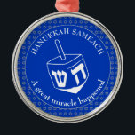 Ornement En Métal HANOUKKA SAMEACH | Chanoukah | Dreidel<br><div class="desc">Ornement élégant HANOUKKA SAMEACH avec faux argent Star of David dans un motif carrelé et un grand dreidel blanc au centre. La couleur arrière - plan est Bleu Cobalt. Le texte indique HANOUKKA SAMEACH en haut et A GREAT MIRACLE HEUREUX en bas. Tous deux sont PERSONNALISABLES si vous souhaitez remplacer...</div>