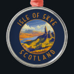 Ornement En Métal Île de Skye Écosse Cercle retro en détresse<br><div class="desc">Modèle de déplacement vectoriel rétro Isle of Skye. L'île de Skye,  reliée par un pont à la côte nord-ouest de l'Écosse,  est connue pour ses paysages accidentés,  ses villages de pêcheurs pittoresques et ses châteaux médiévaux.</div>