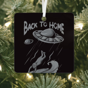 Ornement En Métal illustration d'alien ufo surfant avec retour à la