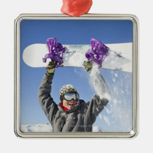 Ornement En Métal Jeune homme tenant le sien surf des neiges