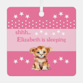 Ornement En Métal Joli lion shhh ajouter nom dormir rose (Recto)